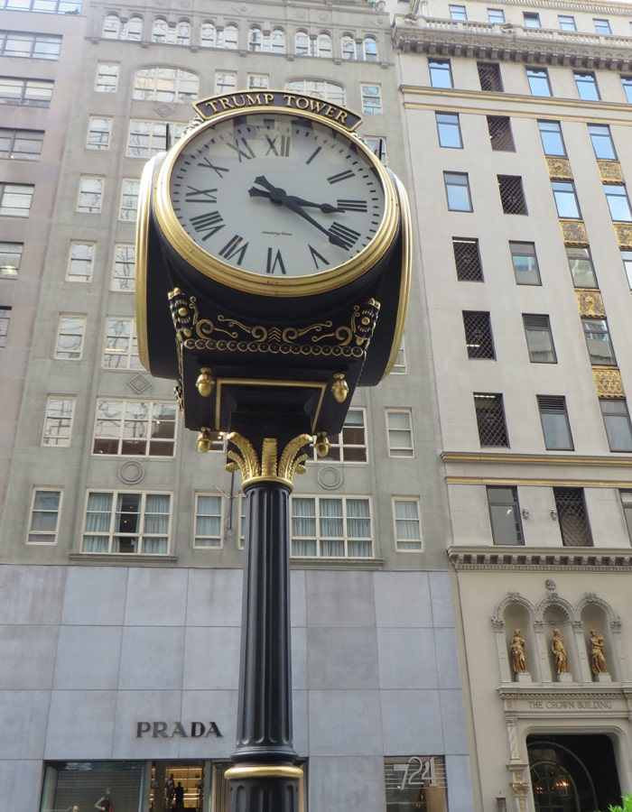 Reloj de la Torre Trump en la Quinta Avenida y tienda de Prada
