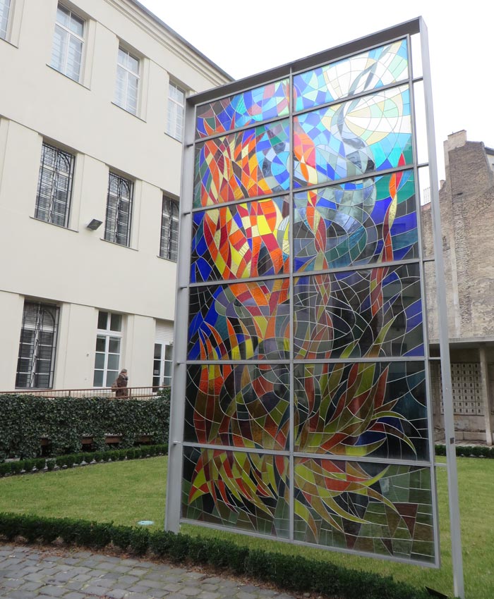 Mosaico de vidrio que simboliza el Holocausto en el patio de la Gran Sinagoga de Budapest