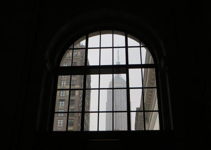 Empire State desde una ventana de la Biblioteca Pública de Nueva York
