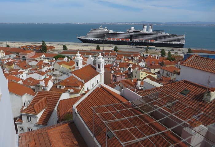 El Tajo y un crucero desde el Mirador de Santa Luzia miradores de Lisboa