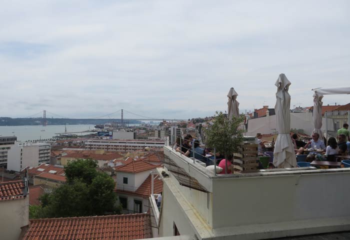 Terraza chill out en el Mirador de Santa Catarina miradores de Lisboa