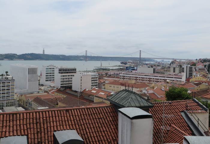 El Tajo y el puente 25 de Abril desde el Mirador de Santa Catarina miradores de Lisboa