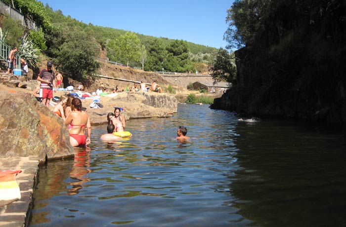 Bañistas en la piscina natural de Las Mestas