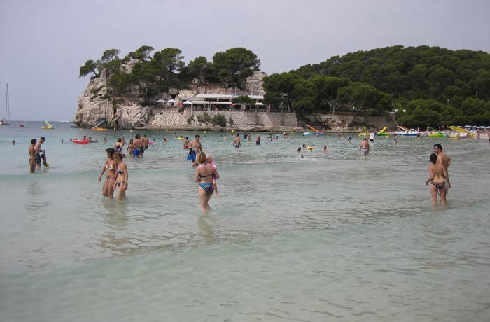 Bañistas en Cala Galdana mejores calas de Menorca