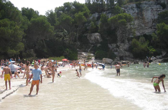 Bañistas en Cala Macarella mejores calas de Menorca