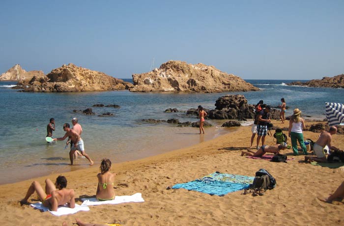 Bañistas en Cala Pregonda mejores calas de Menorca