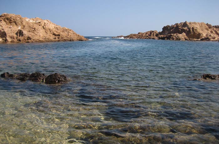 Agua cristalina de Cala Pregonda mejores calas de Menorca