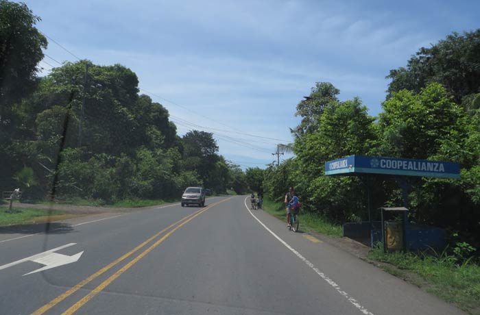 Carretera típica de Costa Rica