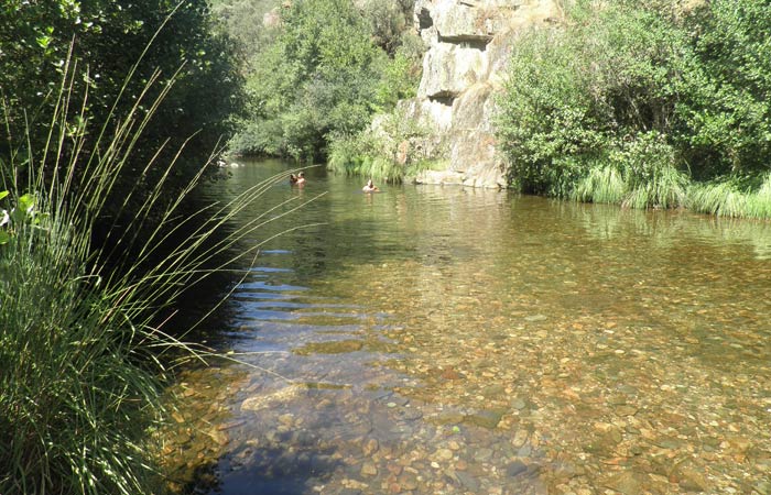 El río Ladrillar en otra de las zonas próximas al Charco de la Olla piscina natural de Las Mestas