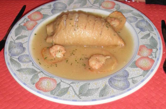 Calamar relleno de mariscos del Restaurante La Toscana de Langreo comer en Asturias