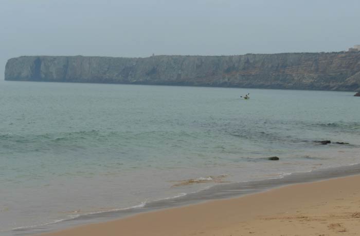 Playa da Mareta en Sagres con el cabo de la Fortaleza de la ciudad al fondo mejores playas del Algarve