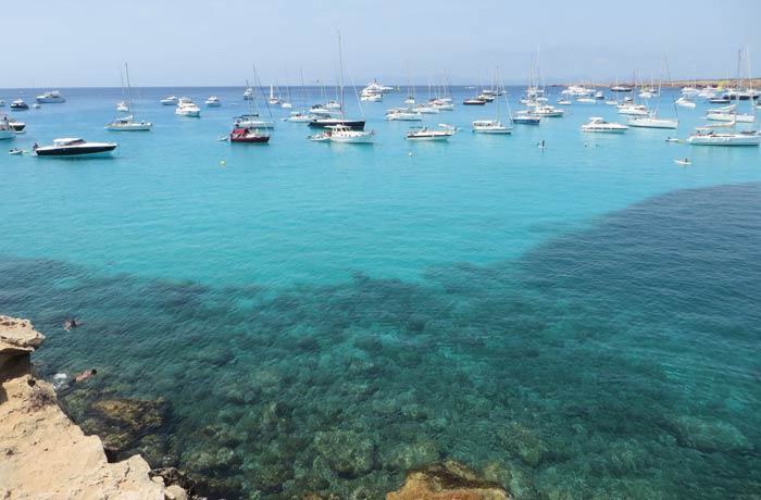 Agua cristalina y yates en Cala Saona Playas de Formentera