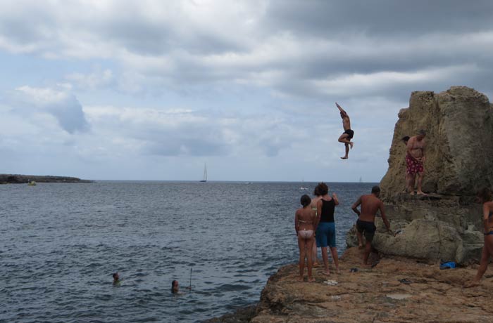 Salto desde una roca en Les Piscinetes de Can Marroig Playas de Formentera
