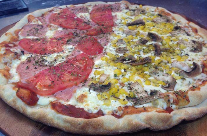 Pizza napolitana y vegetariana de Macondo comer en Formentera