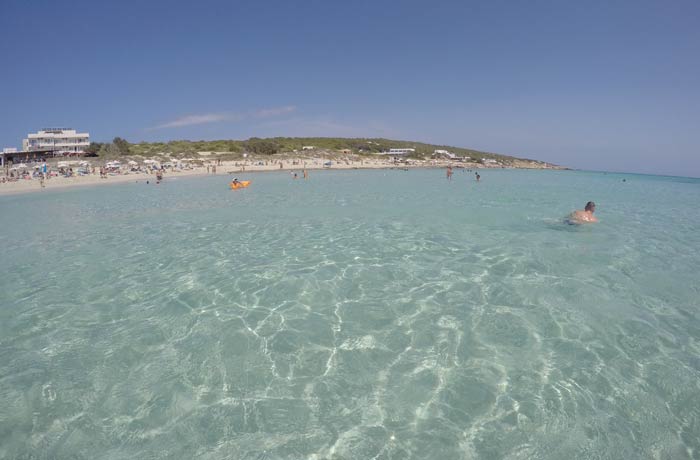 Agua totalmente transparente en Es Arenals Playas de Formentera