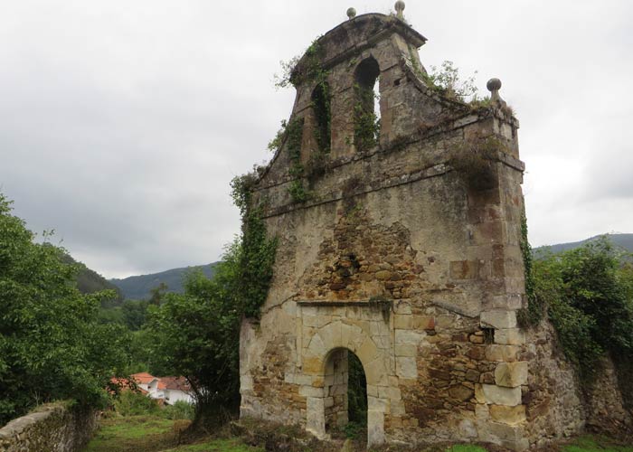 Ruinas de la iglesia de Nuestra Señora de la Purificación en Marrón subida a la Bien Aparecida