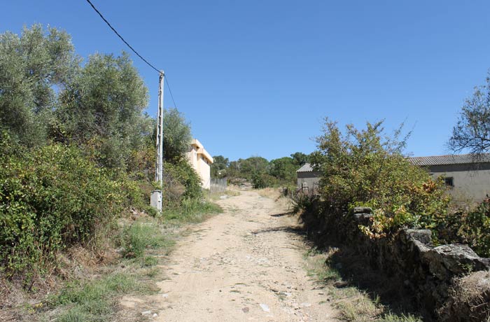 Camino que hay que tomar a la salida de Santibáñez de la Sierra para afrontar el último tramo del recorrido senderismo en Salamanca Miradores de las Sierras