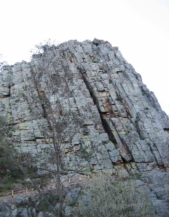Una de las grandes rocas que se pueden ver en la ruta Penha Garcia