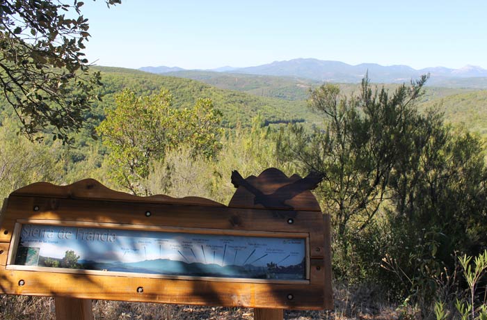 Panel informativo en el mirador de la Sierra de Francia senderismo en Salamanca Miradores de las Sierras