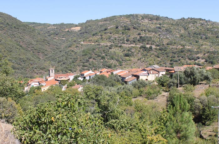 Vista de San Esteban de la Sierra desde los primeros metros de la ruta senderismo en Salamanca Miradores de las Sierras