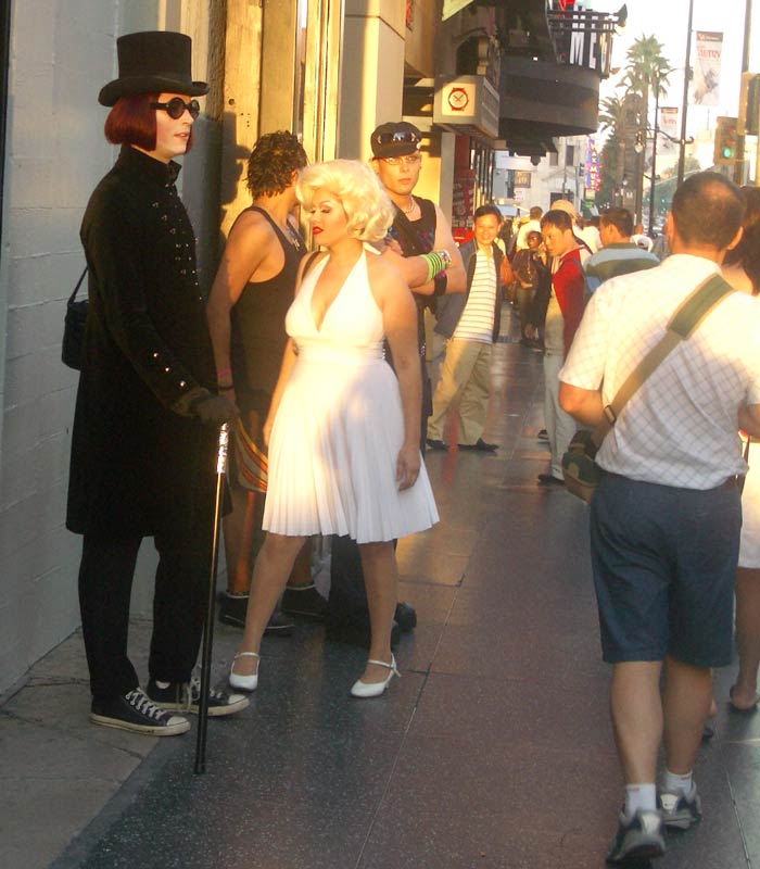 Dos artistas callejeros vestidos como Johnny Depp en "Charlie y la fábrica de chocolate" y Marilyn Paseo de la Fama de Hollywood
