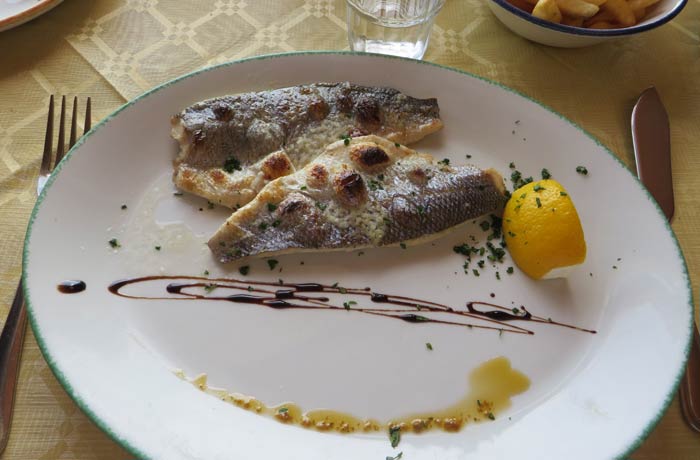 Lubina en un restaurante de Marsaxlokk Malta en cuatro días