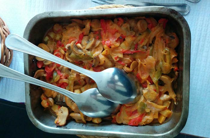Truchas al horno con patatas, pimientos y champiñones comer truchas en Portugal
