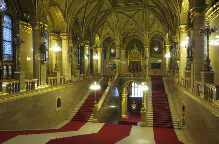 Escalinata visita al Parlamento de Budapest
