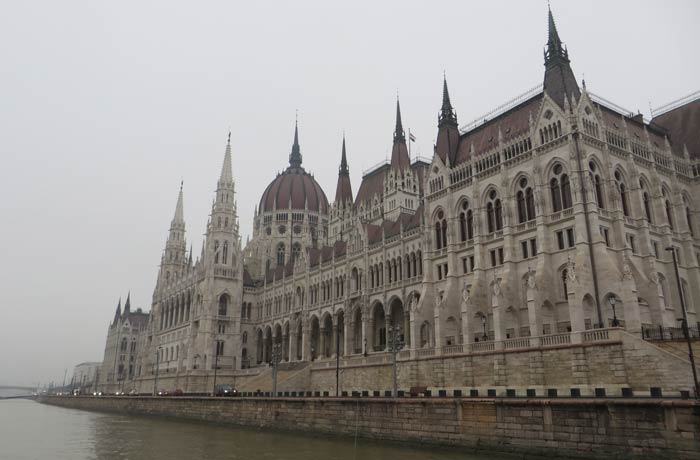 Fachada principal visita al Parlamento de Budapest