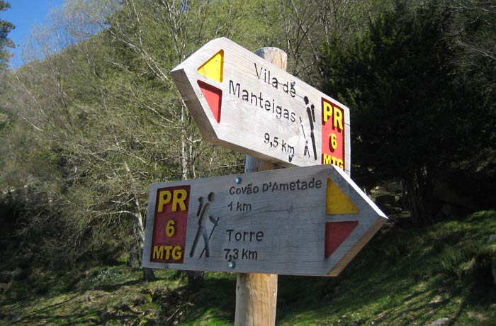 Señalización de la ruta a un kilómetro del Covao d'Ametade Sierra de la Estrella