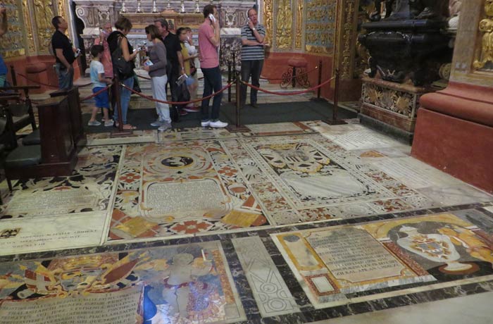 Detalle del suelo de mármol de la Concatedral de San Juan qué ver en La Valeta