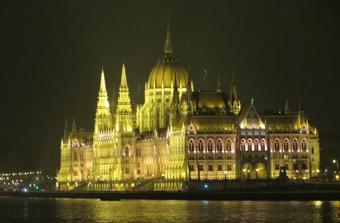 Vista lateral del Parlamento de Budapest iluminado