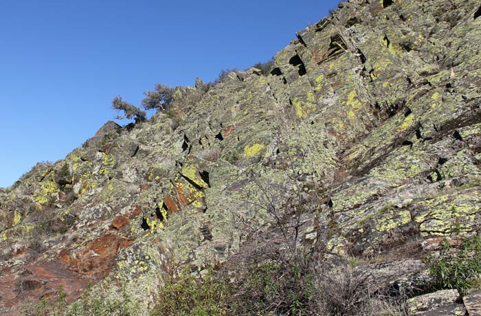 Macizo rocoso en el tramo entre San Esteban de la Sierra y Valero Camino de los Trasiegos
