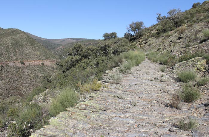 Sendero empedrado del tramo entre Valero y San Miguel de Valero Camino de los Trasiegos