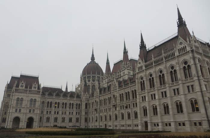 Vista lateral visita al Parlamento de Budapest