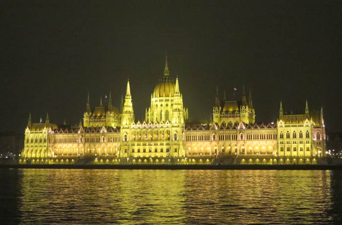 Panorámica nocturna del Parlamento desde Batthyány tér