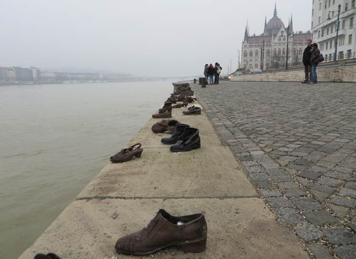 Zapatos del Danubio con el Parlamento al fondo