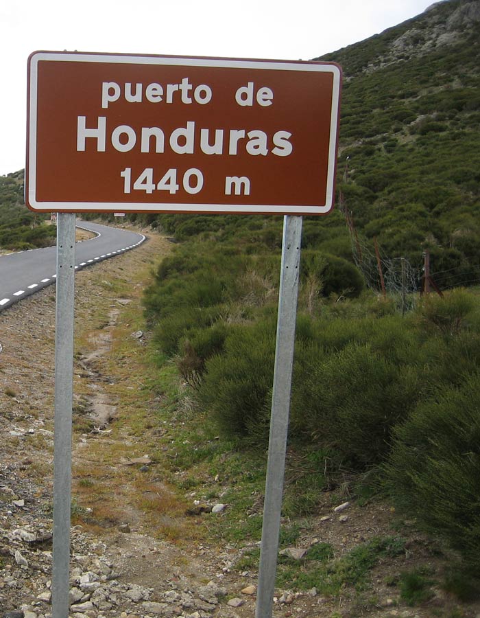 Cartel informativo del puerto de Honduras en la carretera