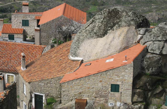 Casa adosada a una de las grandes rocas graníticas de Monsanto Portugal