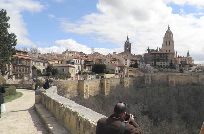 Vista de Segovia y su muralla a la salida del Alcázar