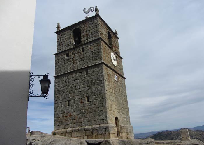 Torre del Reloj o de San Lucas con el gallo de plata en su parte más alta Monsanto Portugal