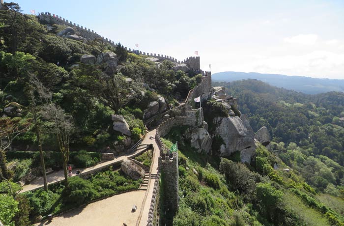 Torres y escaleras que las unen en el Castelo dos Mouros qué ver en Sintra