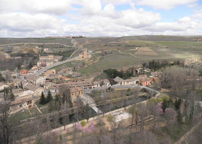 La ribera del Eresma y la iglesia de la Vera Cruz desde la Torre de Juan II del Alcázar qué ver en Segovia en un día