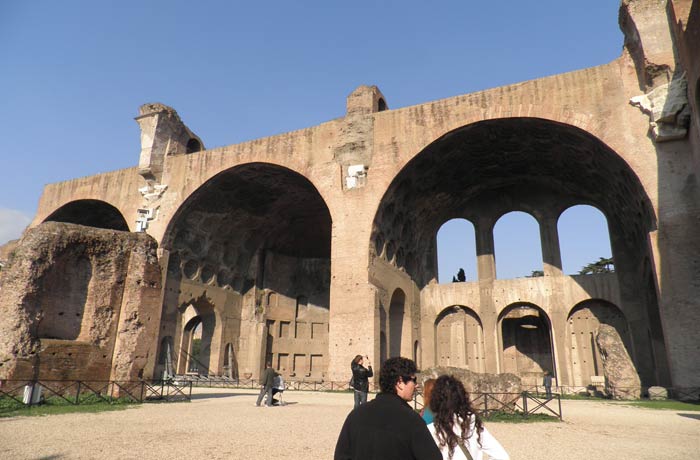 Basílica de Majencio y Constantino Coliseo y Foro Romano