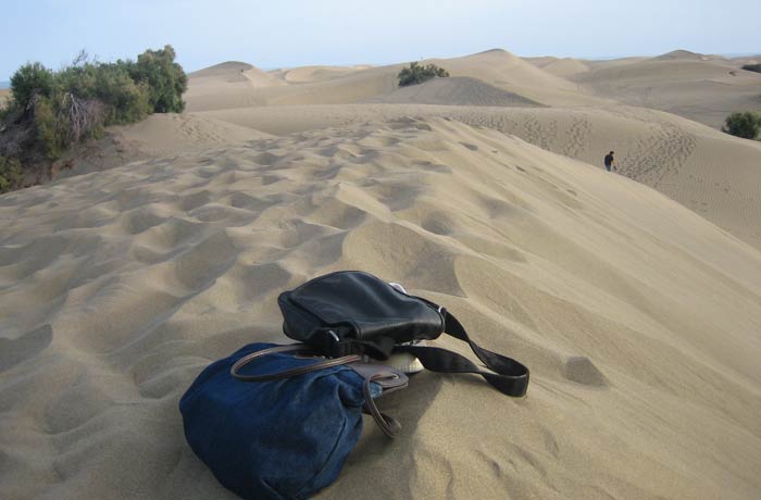 Nuestros bolsos en medio de las dunas