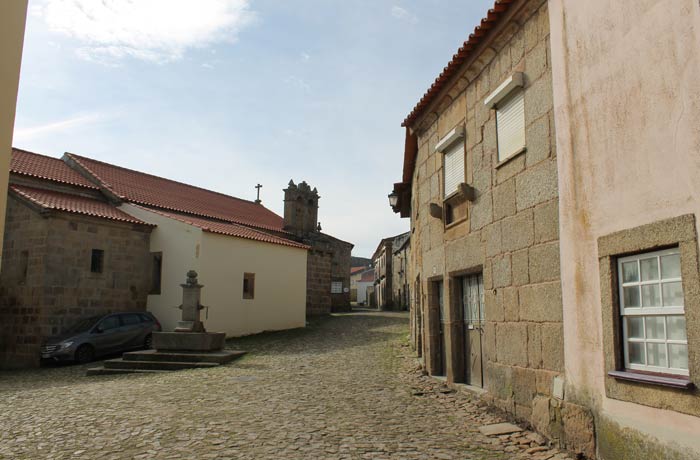 Calle principal de Castelo Mendo después de atravesar la puerta de la muralla