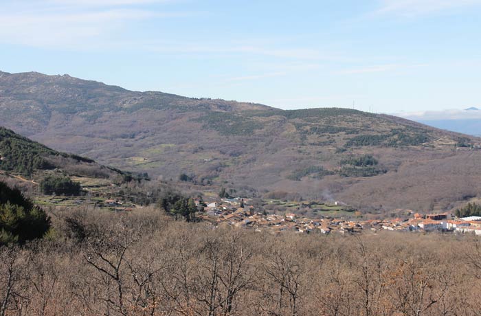 Vista de Candelario y su entorno desde la ruta