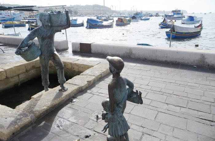 Esculturas de bronce de niños pescadores en Marsaxlokk