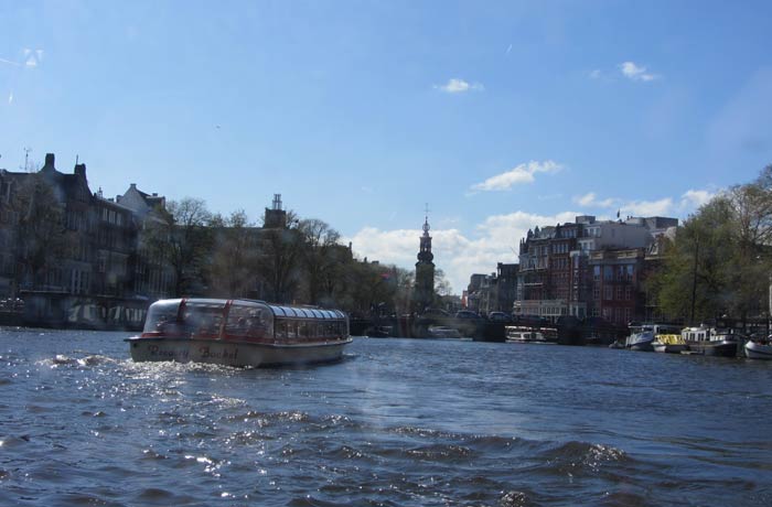 Una de las vistas del paseo en barco por los canales de Amsterdam mejores paseos en barco de Europa