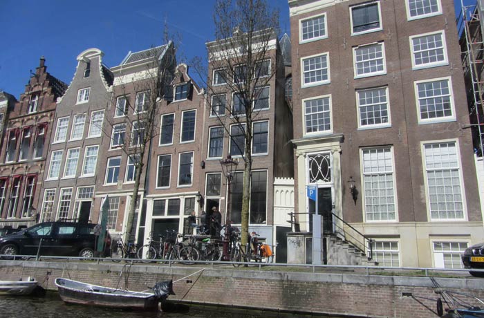 Arquitectura típica de Amsterdam vista desde el barco mejores paseos en barco de Europa